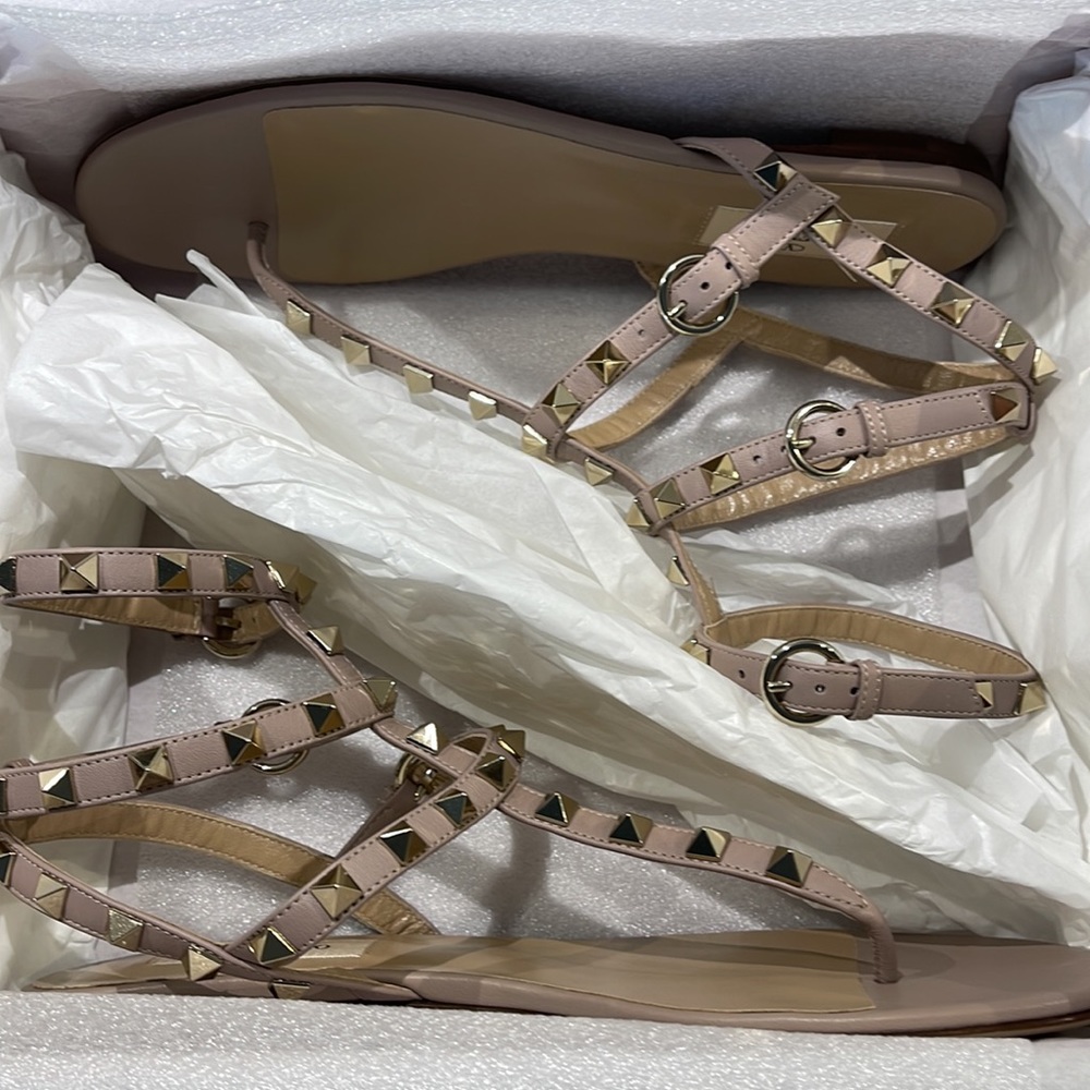 Valentino Garavani
Rockstud Ankle-Strap Leather Thong Sandals size 37 - Picture 9 of 10